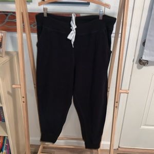 Women’s black aerie fleece joggers